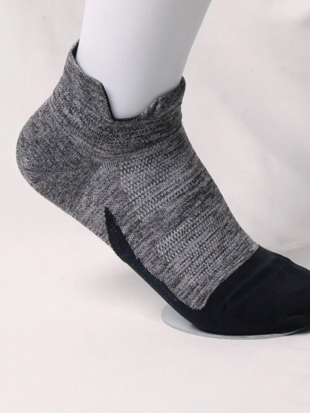 Feetures Ankle Socks Lightweight Gray [Size M]